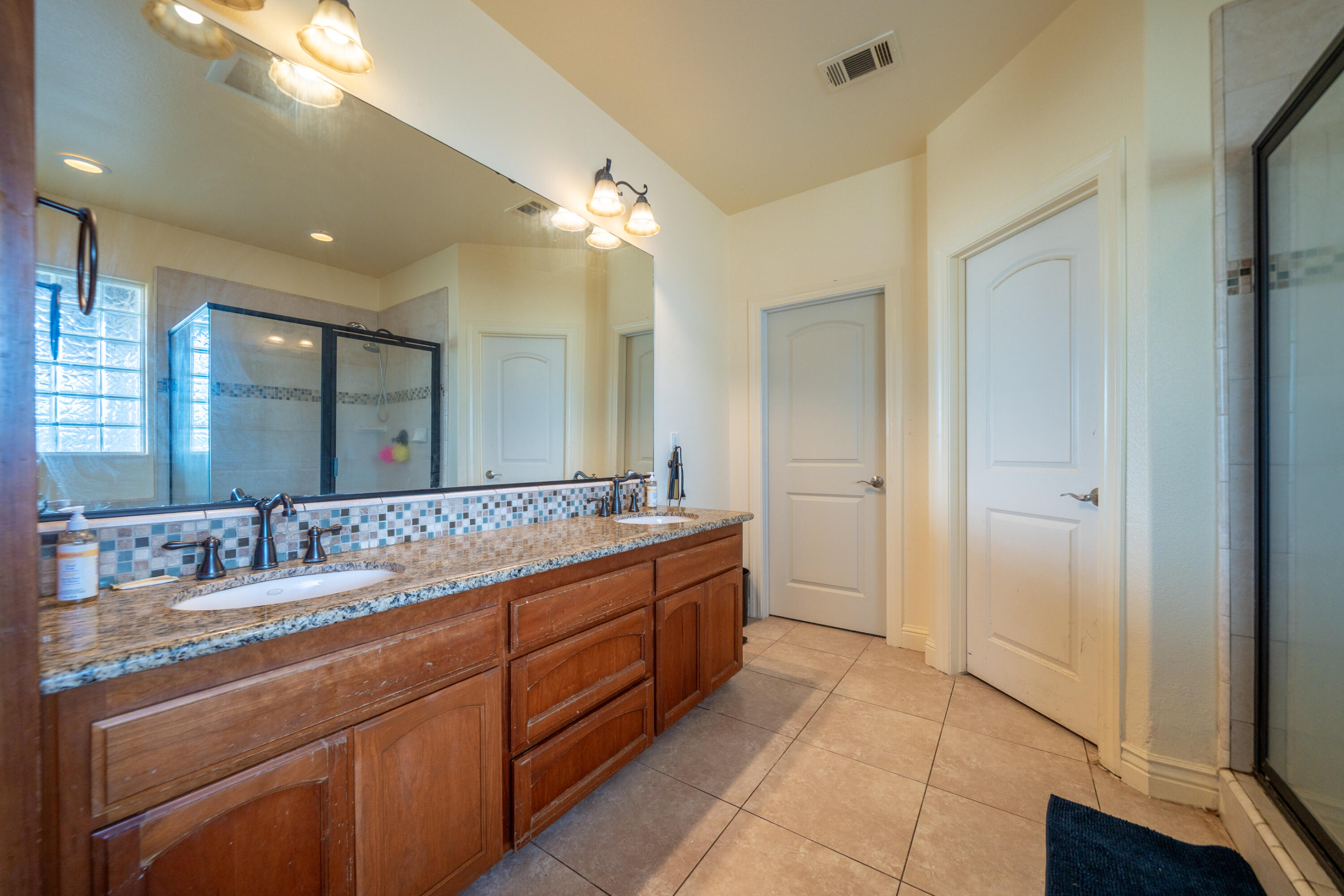 2199 Princeton Way Redding, CA 96003 - Photo 13 of 33 Primary Bath