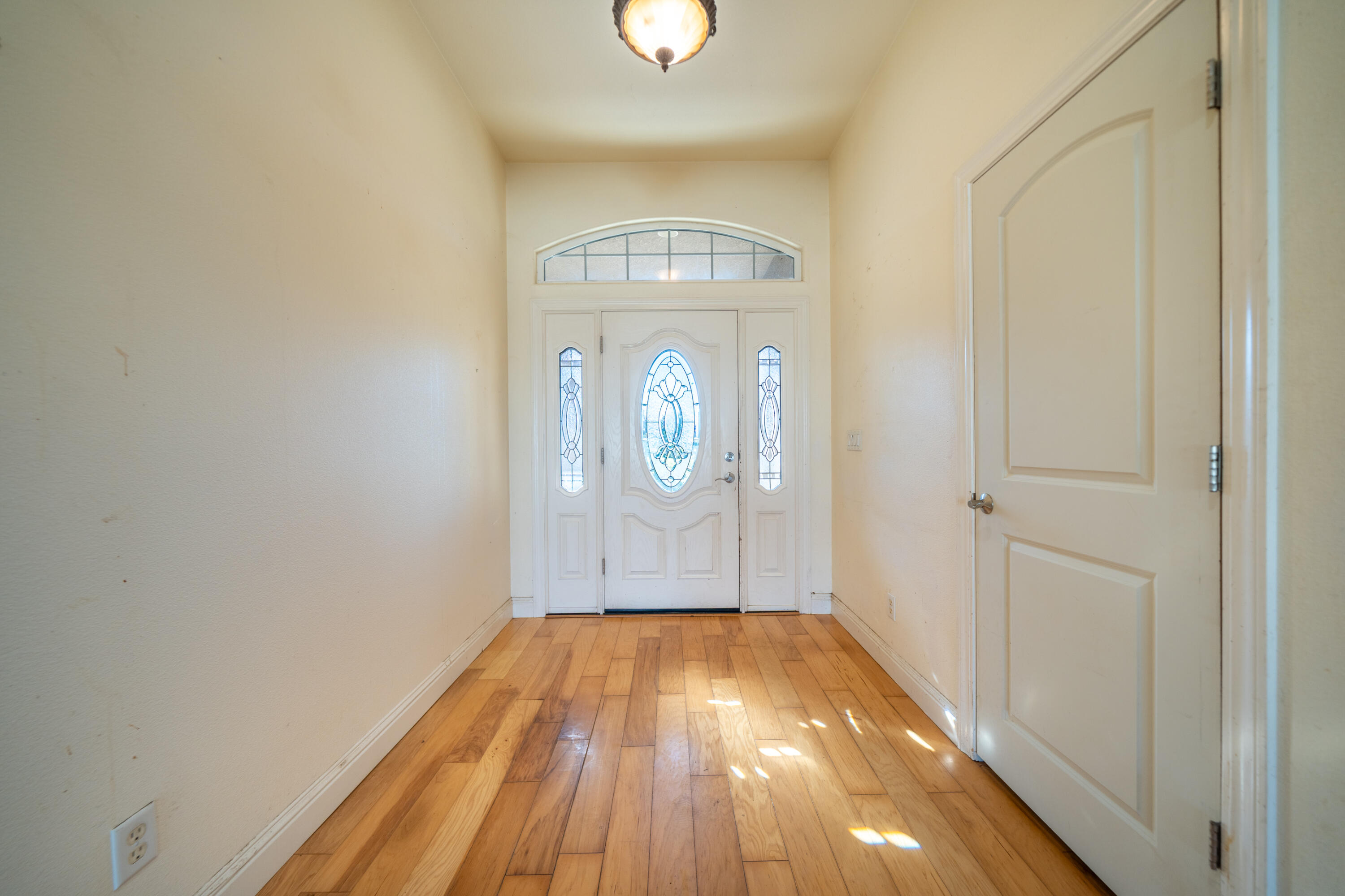 2199 Princeton Way Redding, CA 96003 - Photo 4 of 33 Foyer