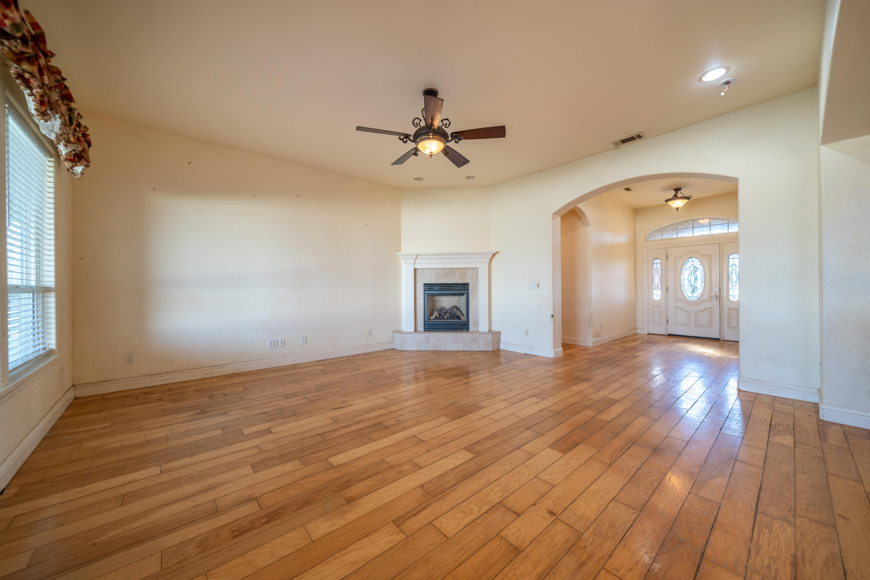 2199 Princeton Way Redding, CA 96003 - Photo 5 of 33 Family Room