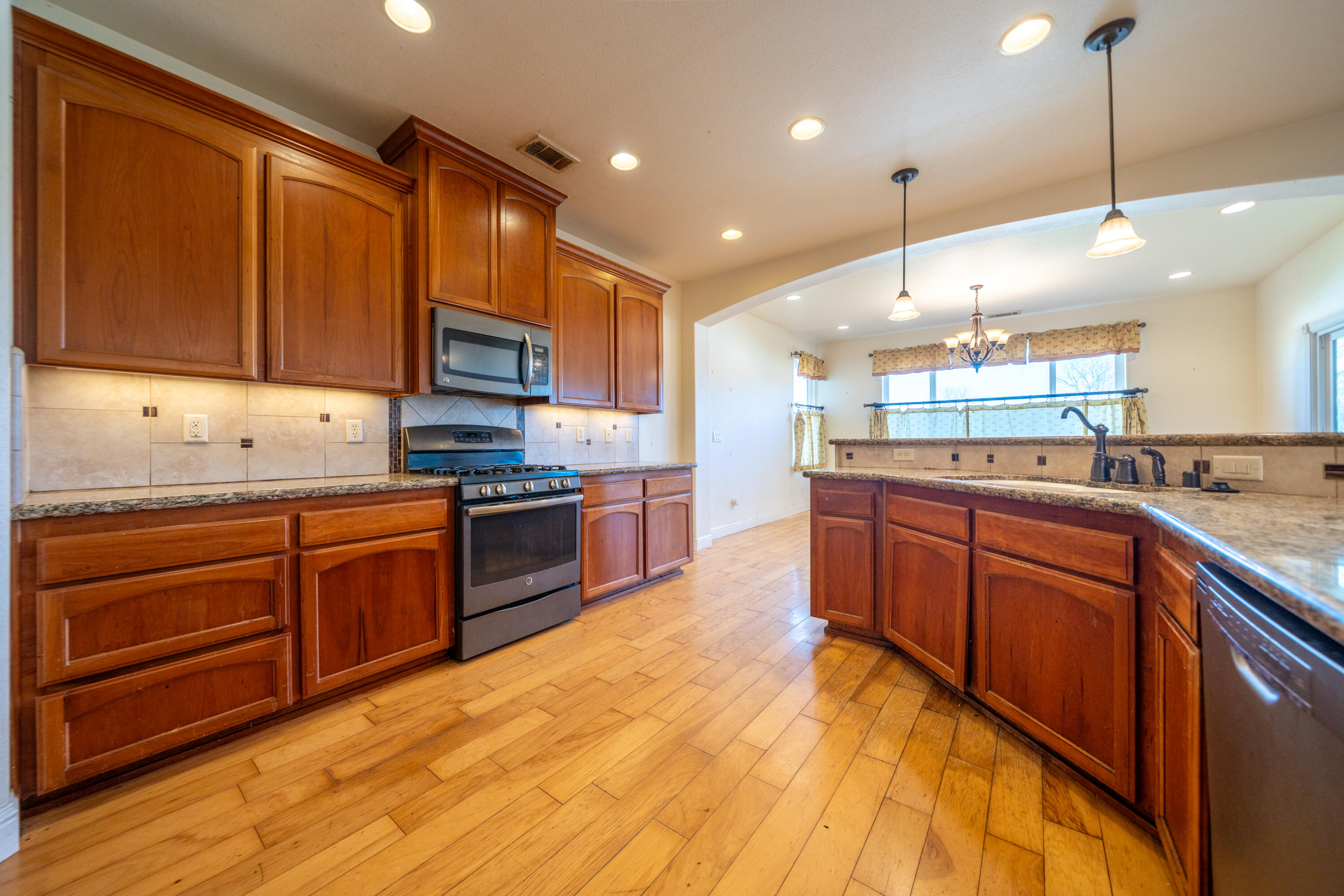 2199 Princeton Way Redding, CA 96003 - Photo 8 of 33 Kitchen