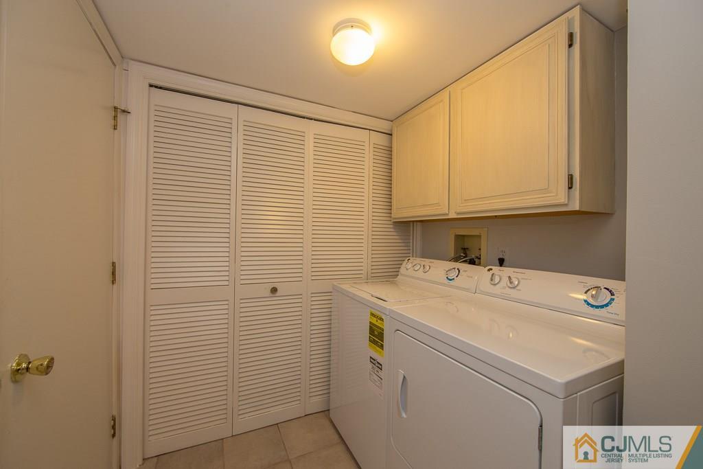 57 Fieldstone Road Bedminster, NJ 07921 - Photo 9 of 22 a utility room with dryer and washer
