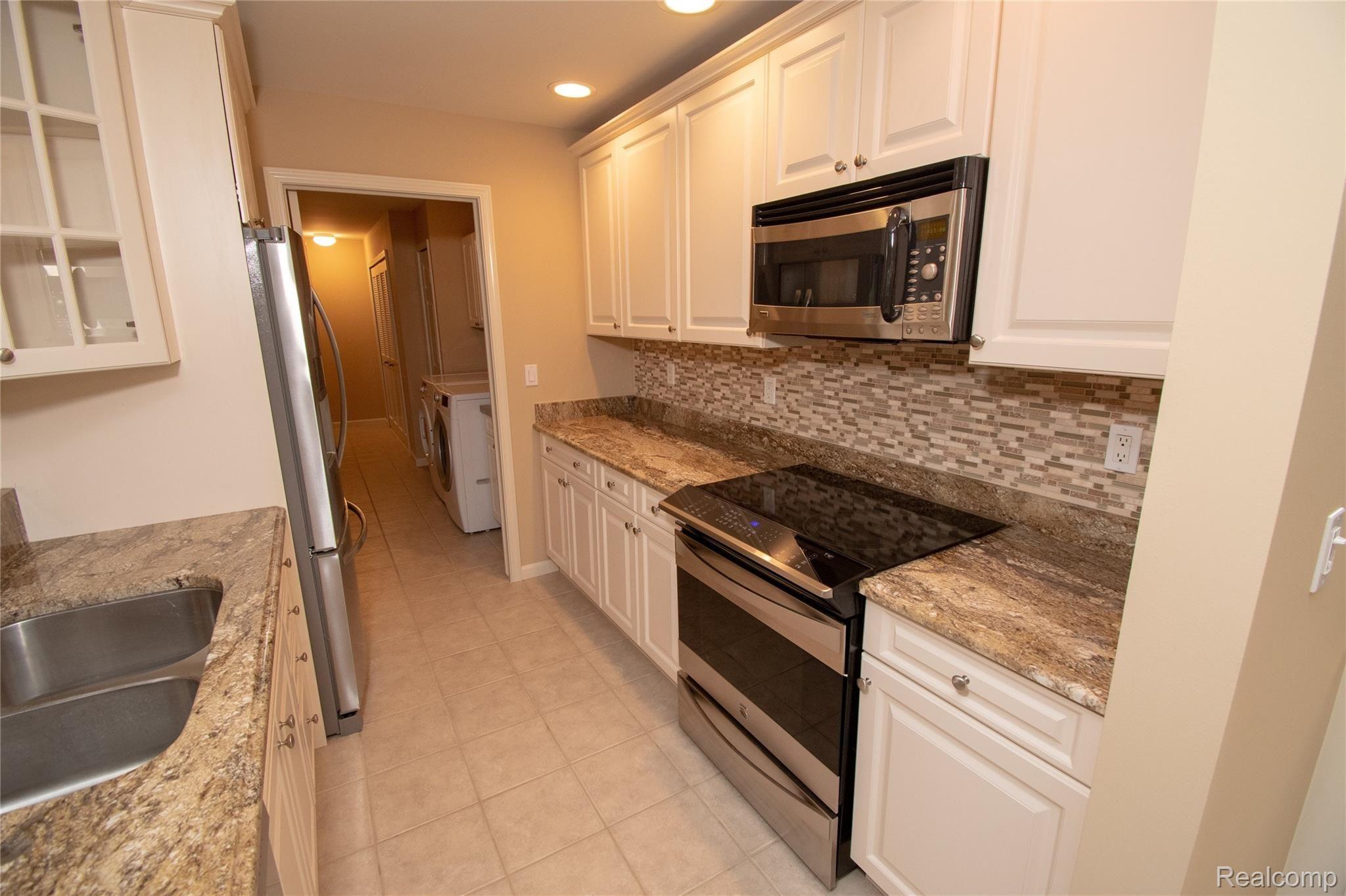 3580 Tremonte Circle, Unit 277 Rochester, MI 48306 - Photo 8 of 48 Kitchen I.jpg