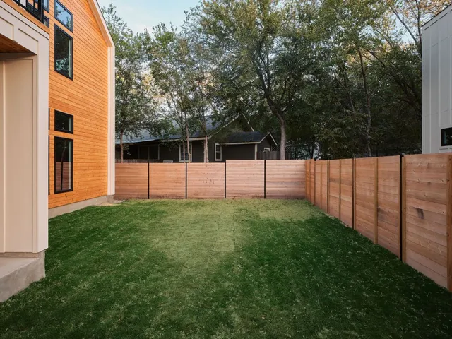 a view of a backyard