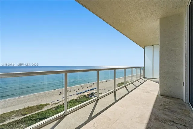an empty room with windows and ceiling fan