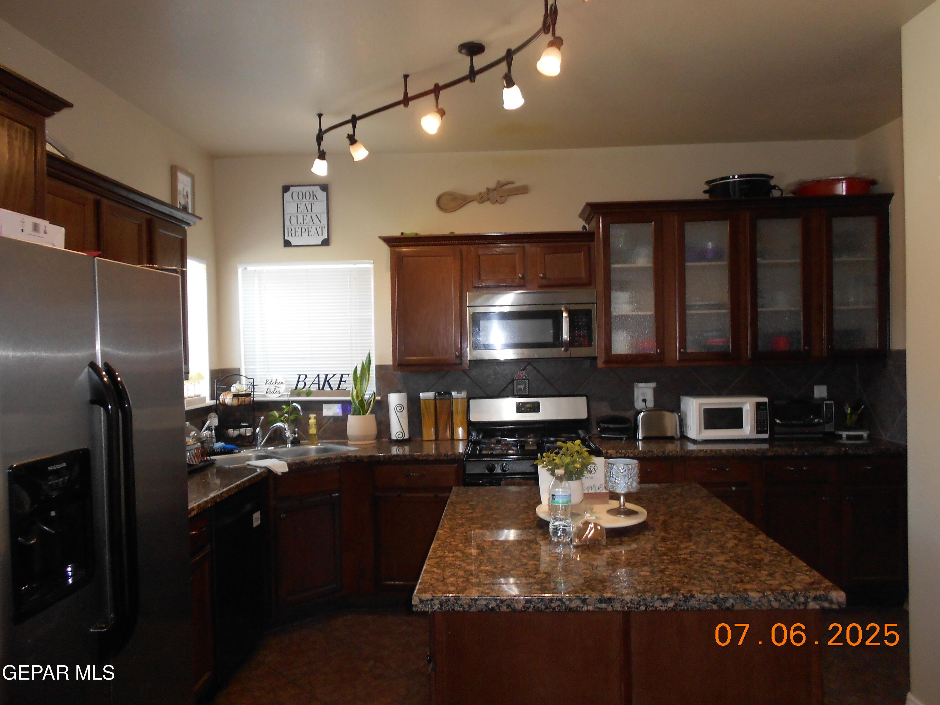 10013 Hueco Jct Road Socorro, TX 79927 - Photo 9 of 28 Kitchen