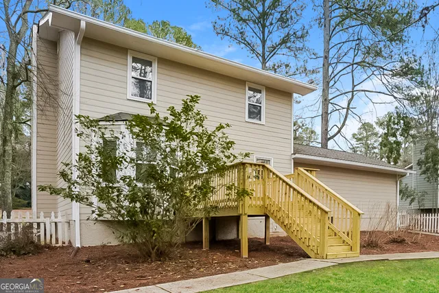 a view of a house with a yard