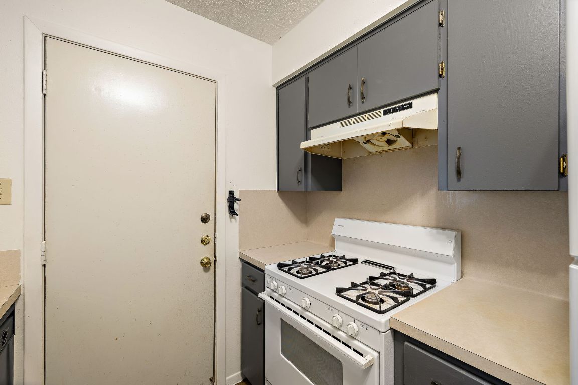 2402 Cottonwood Drive, Unit B Georgetown, TX 78628 - Photo 11 of 20 a kitchen with a stove and a refrigerator