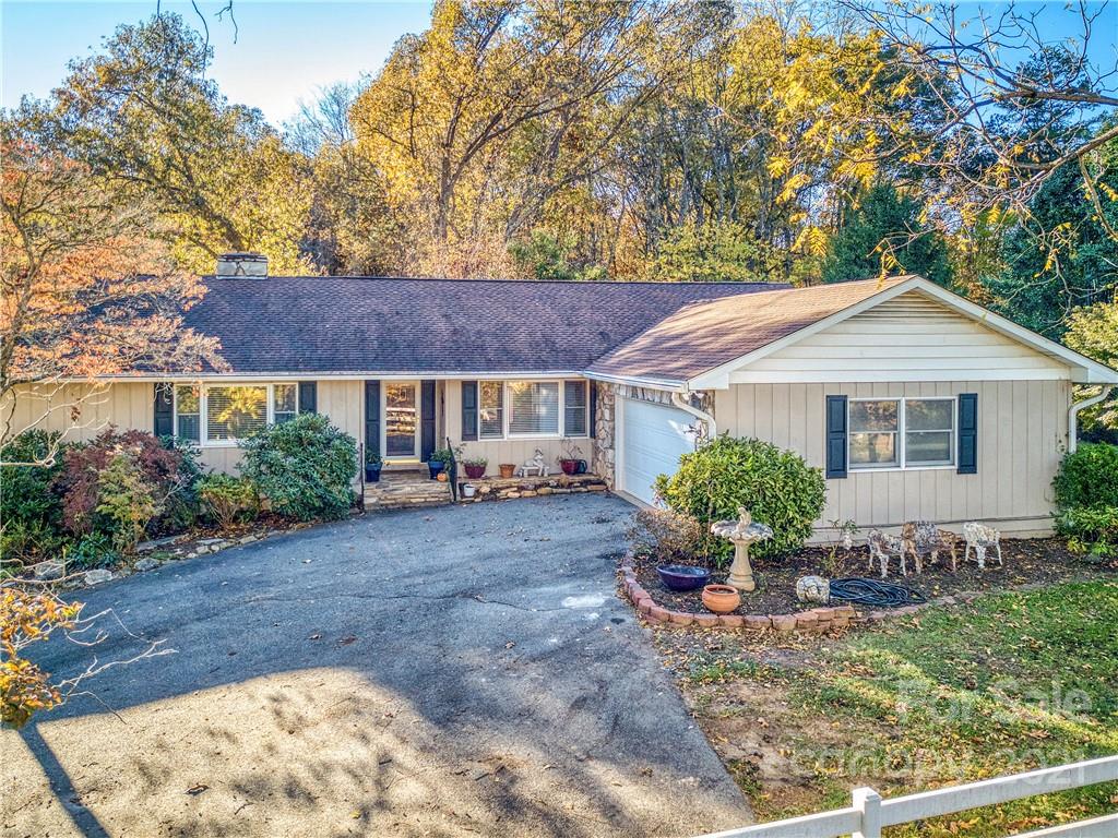 17 Royal Ridge Road Clyde, NC 28721 - Photo 1 of 38 a front view of a house with garden
