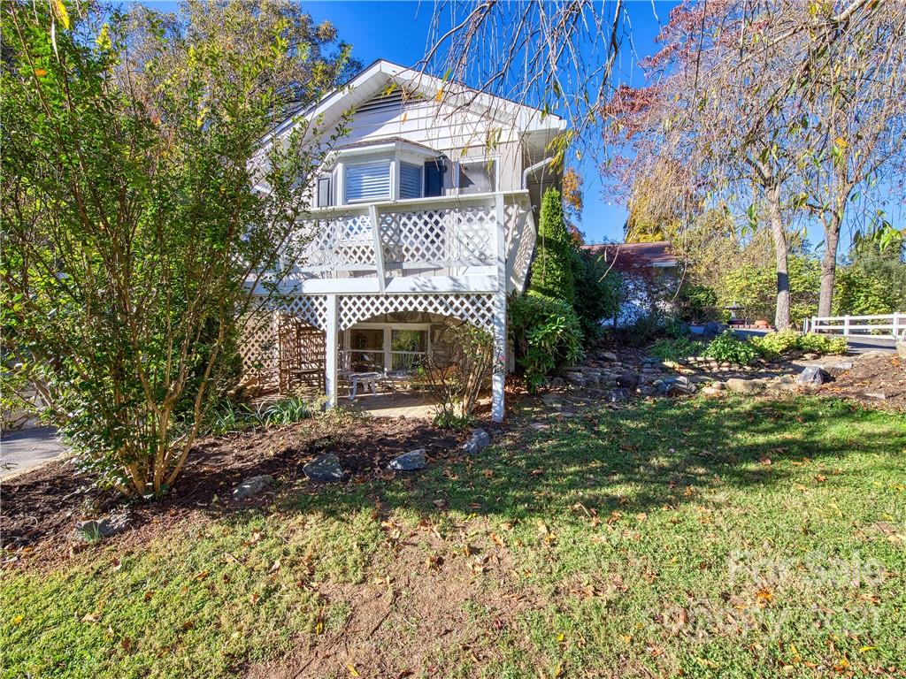 17 Royal Ridge Road Clyde, NC 28721 - Photo 5 of 38 a front view of a house with a yard