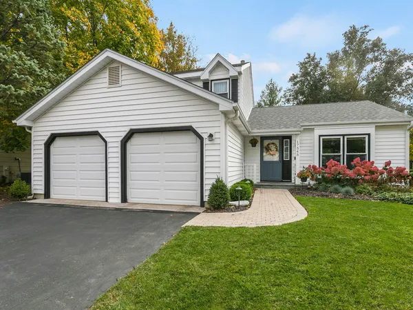 $354,900 | 17545 West Woodland Drive, Grayslake, IL 60030