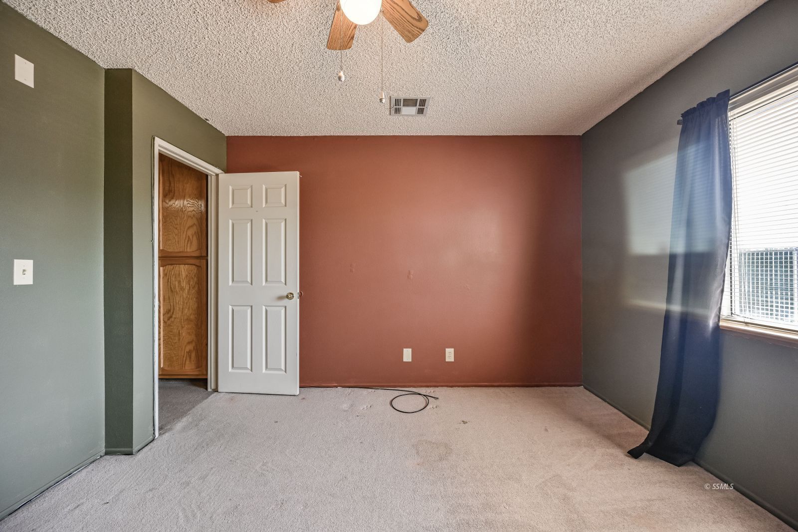 401 North Inyo Street Ridgecrest, CA 93555 - Photo 18 of 37 an empty room with a window