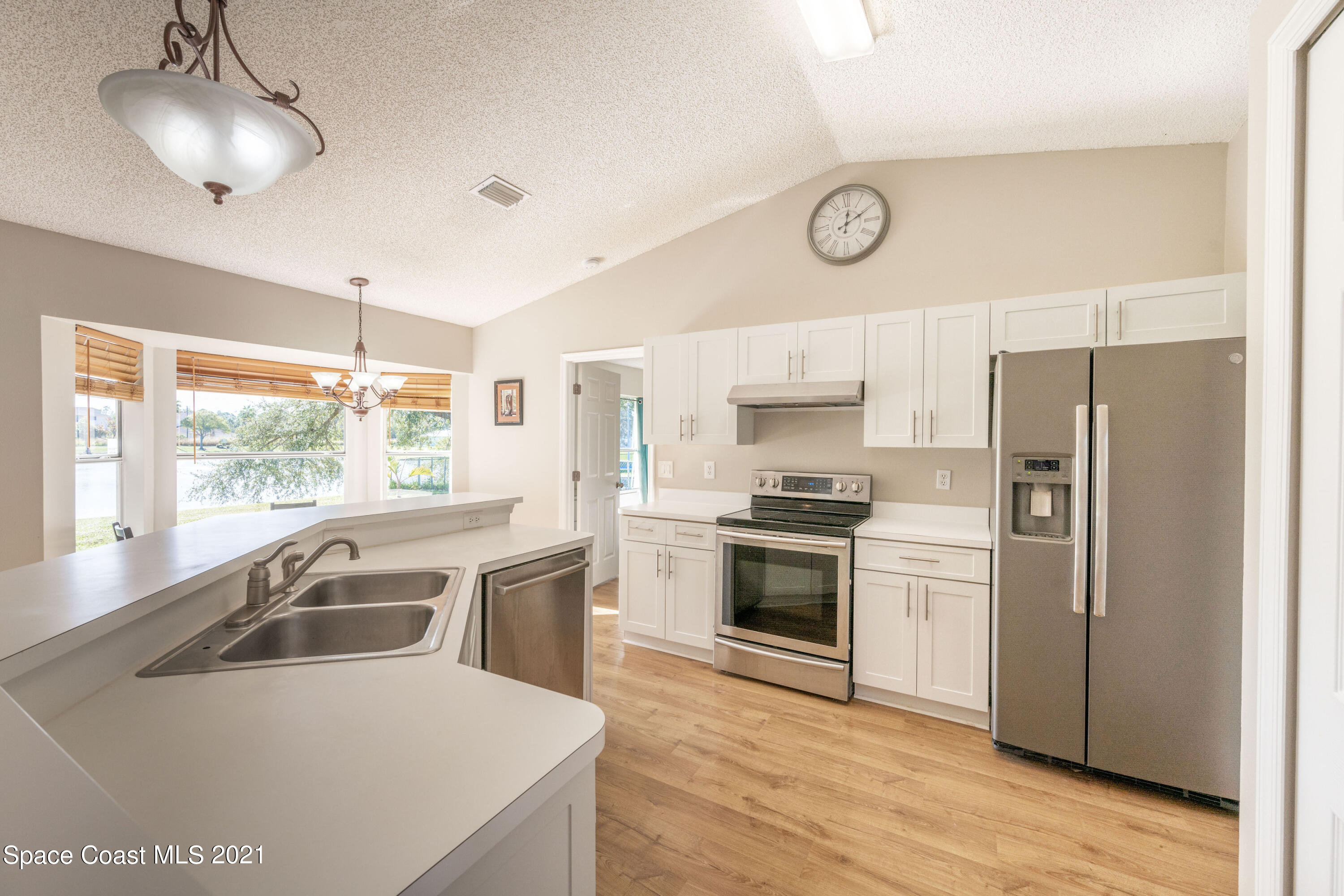 265 Oak Lake Road Melbourne, FL 32901 - Photo 3 of 25 a kitchen with a stove a refrigerator and a sink