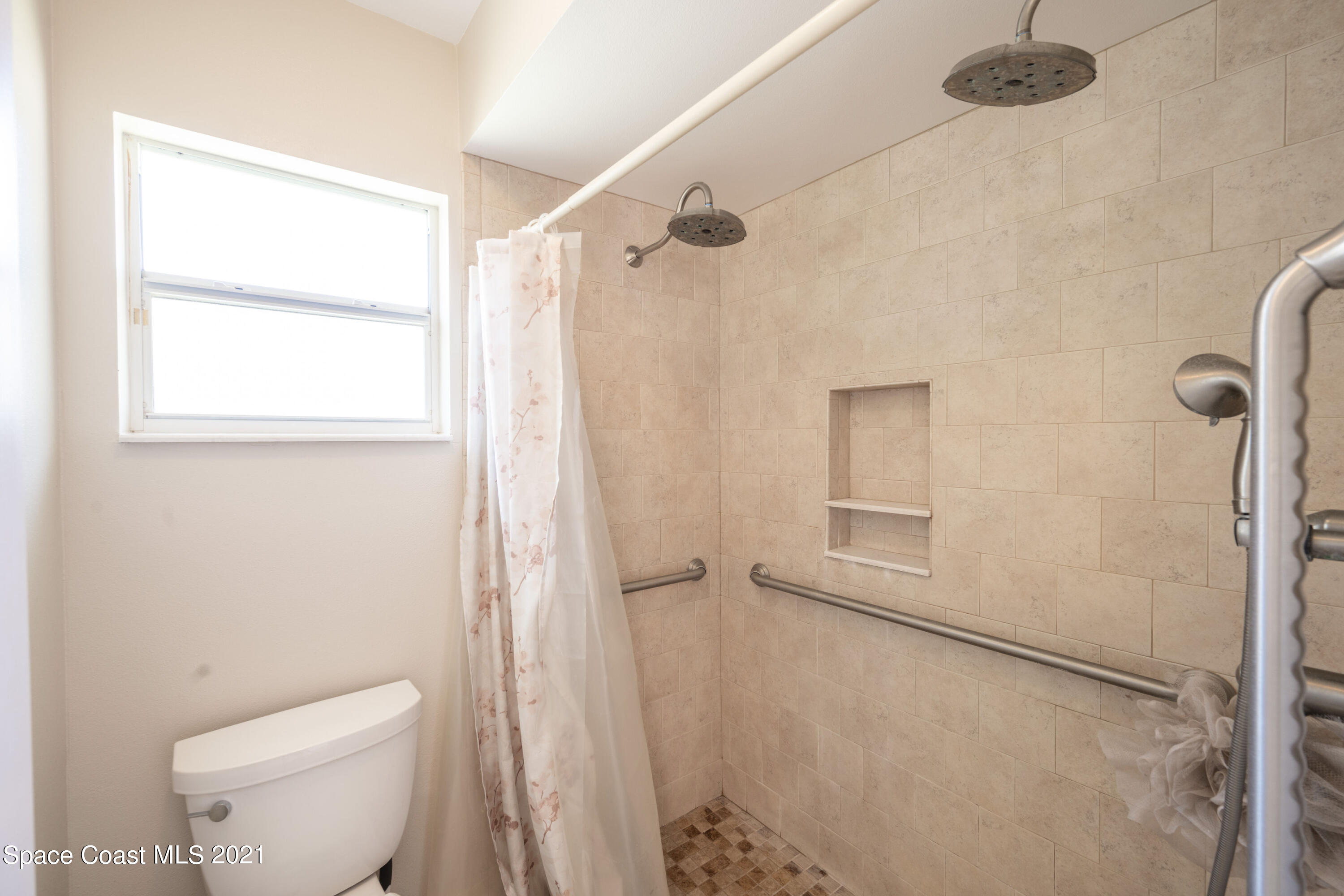 265 Oak Lake Road Melbourne, FL 32901 - Photo 10 of 25 a bathroom with a toilet and a shower