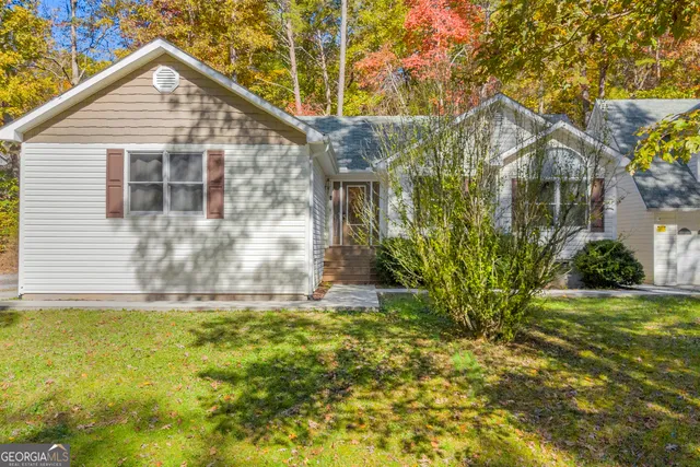 a view of a house with a yard