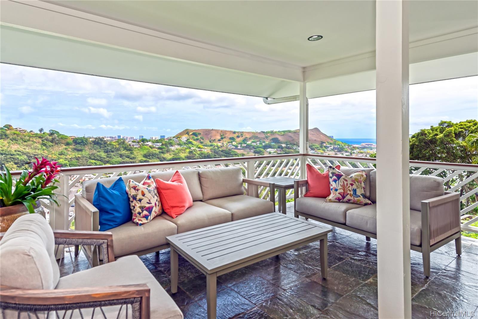 Wonderful covered lanai overlooking beautiful Punchbowl, ocean and valley views - SO Relaxing!