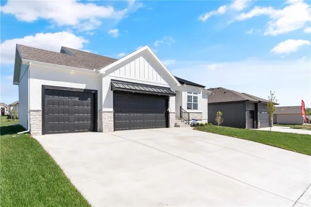 $535,000 | 4133 Northeast Dearborn Lane, Lee's Summit, MO 64064