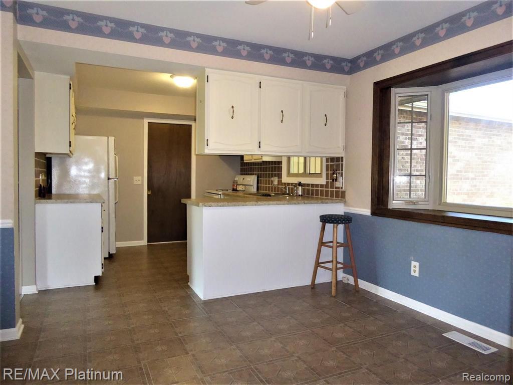 18678 Gill Road Livonia, MI 48152 - Photo 7 of 15