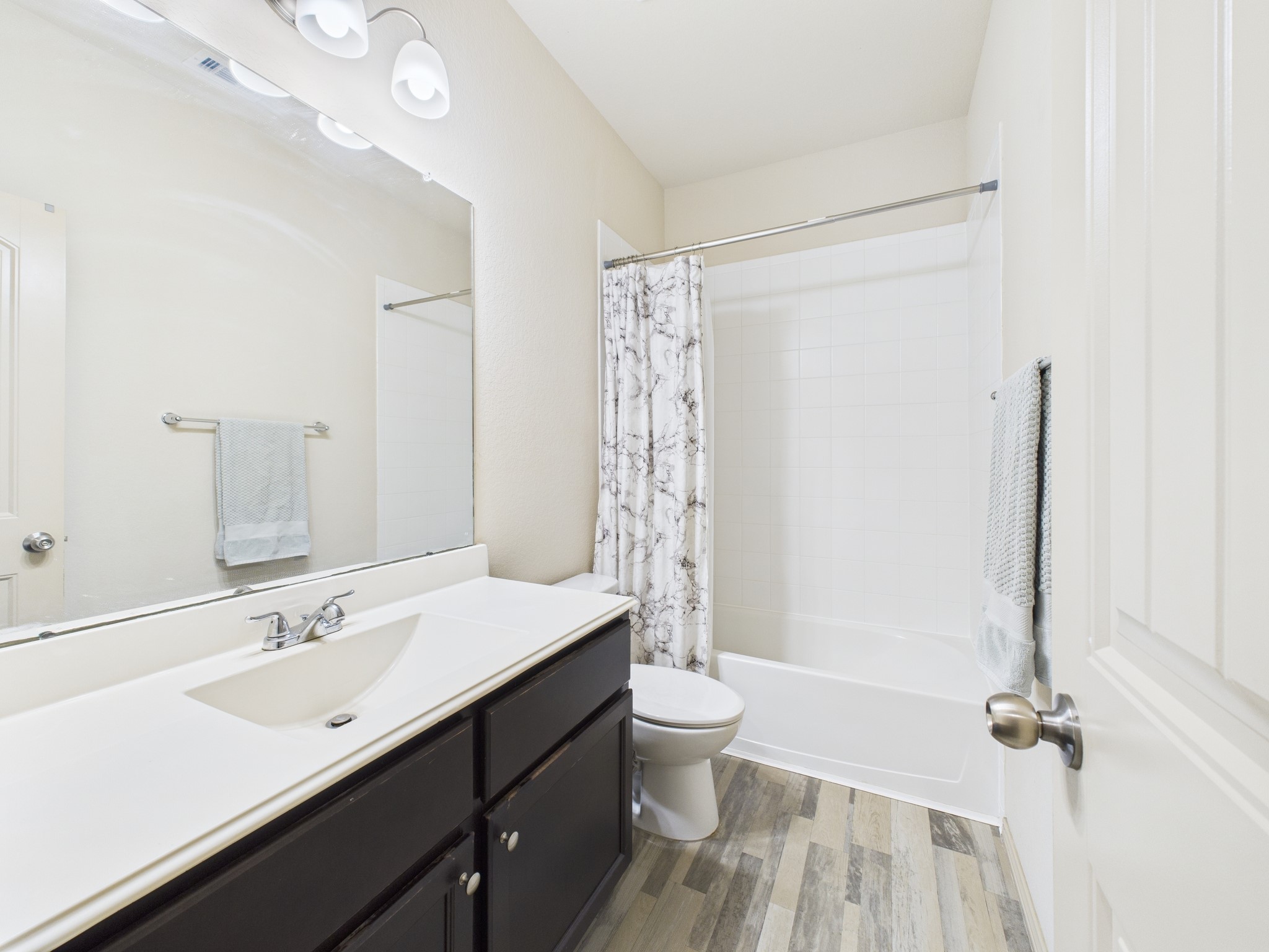 5206 Rosehill Ridge Court Katy, TX 77449 - Photo 12 of 20 Secondary bathroom