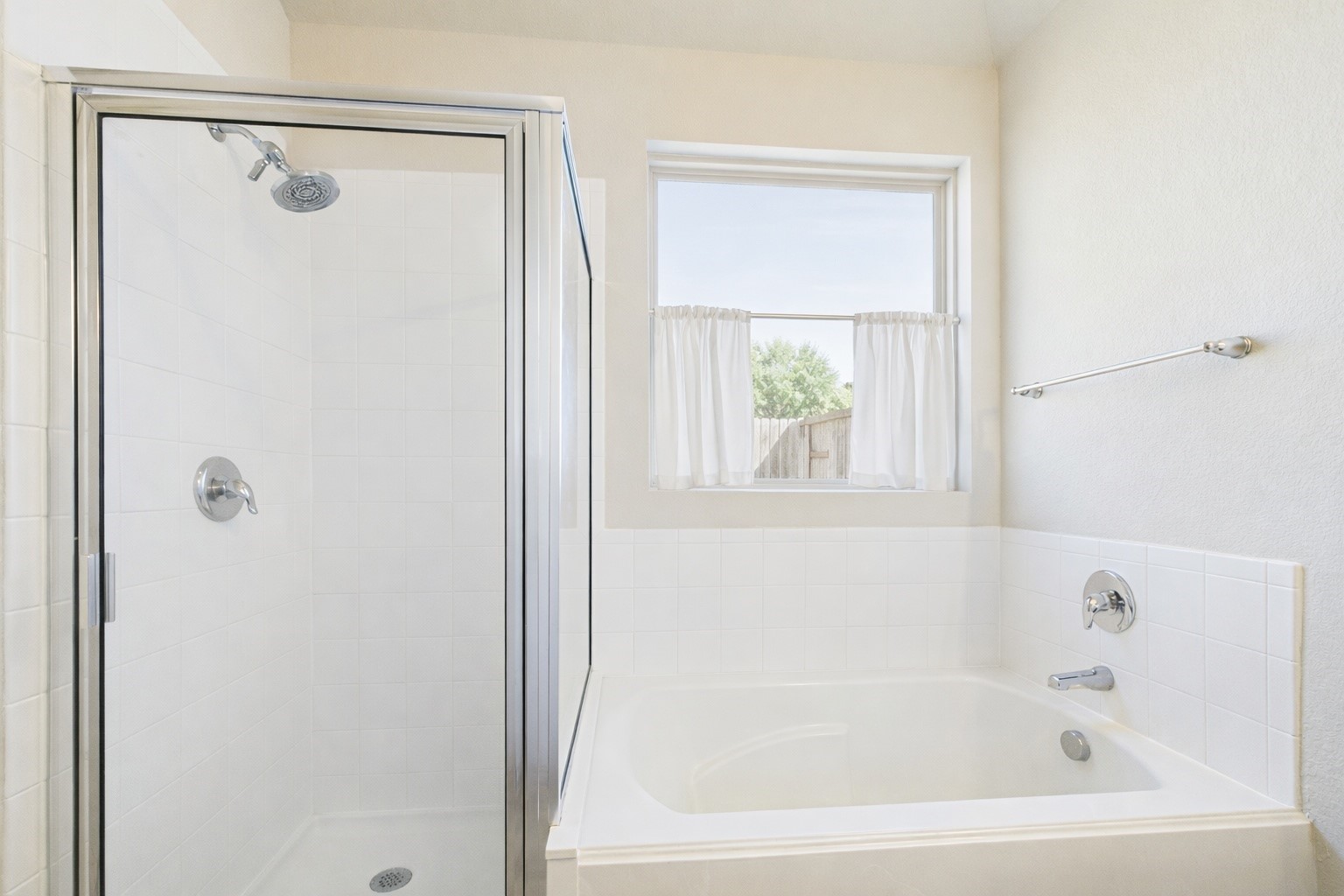 5206 Rosehill Ridge Court Katy, TX 77449 - Photo 15 of 20 Primary bathroom