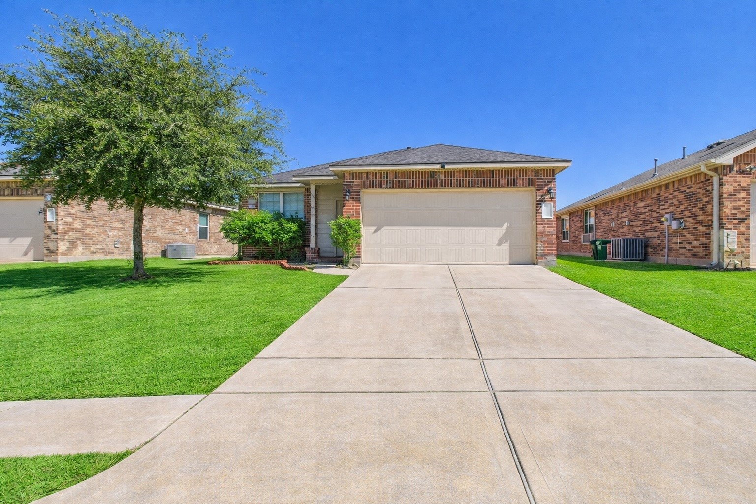 5206 Rosehill Ridge Court Katy, TX 77449 - Photo 2 of 20 Equipped with a nice long driveway and located on a cut-de-sac.