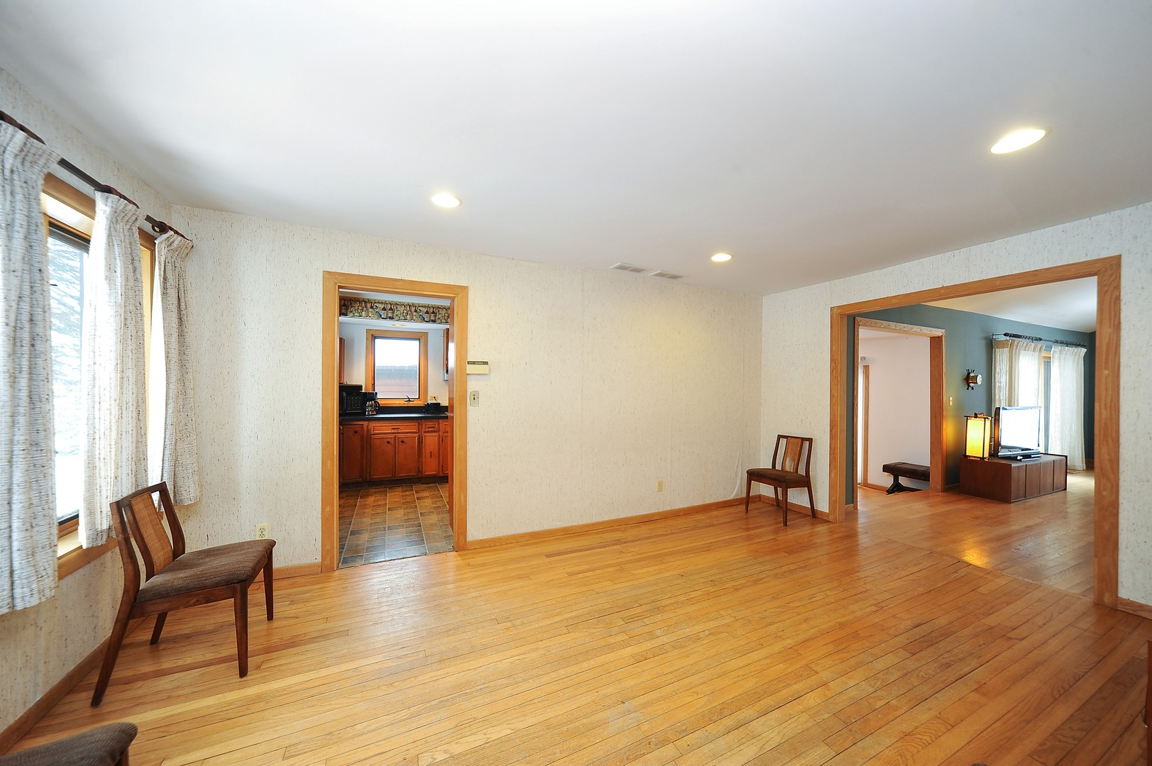 2120 Beechnut Road Northbrook, IL 60062 - Photo 4 of 10 a view of a livingroom with furniture and a workspace