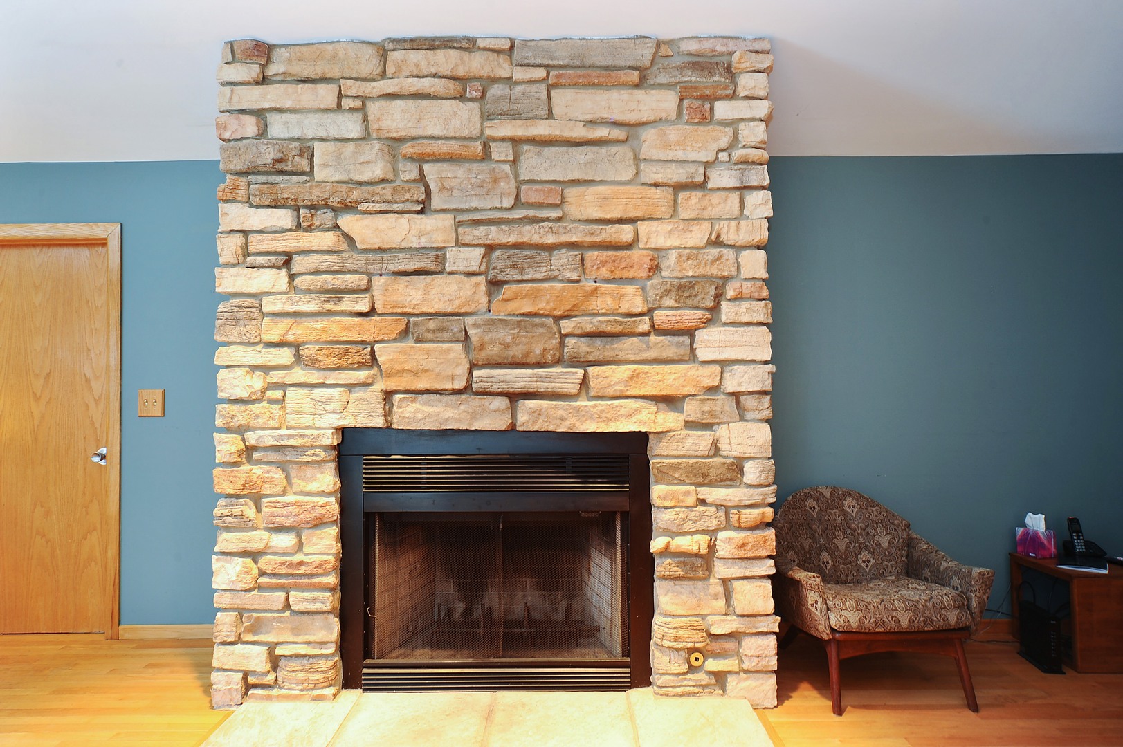 2120 Beechnut Road Northbrook, IL 60062 - Photo 7 of 10 a living room with a fireplace