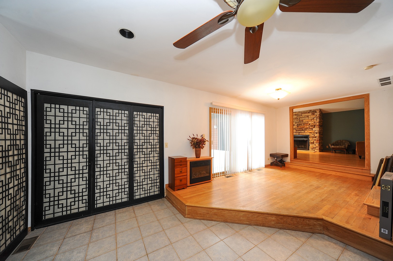 2120 Beechnut Road Northbrook, IL 60062 - Photo 8 of 10 a bedroom with a bed and a window