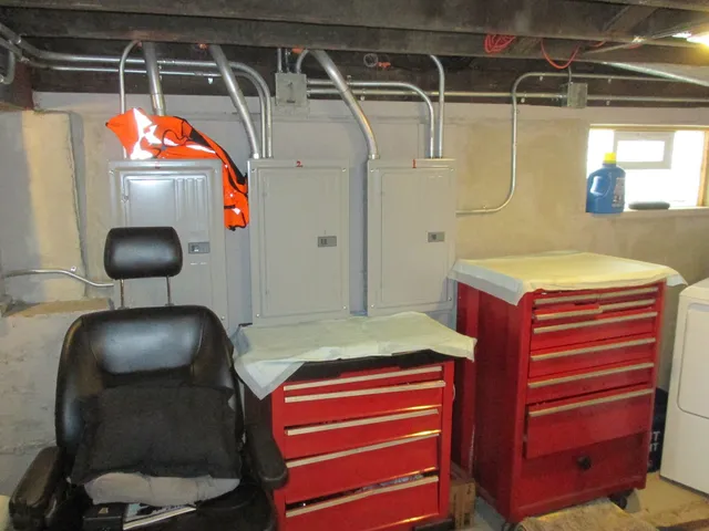 a view of a backyard