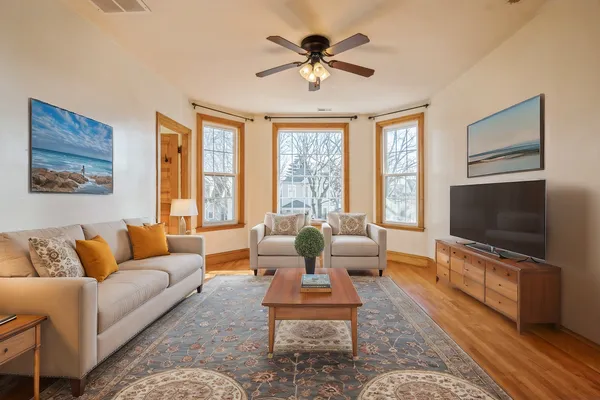 $2,300 | 3400 North Keeler Avenue, Unit 2, Chicago, IL 60641