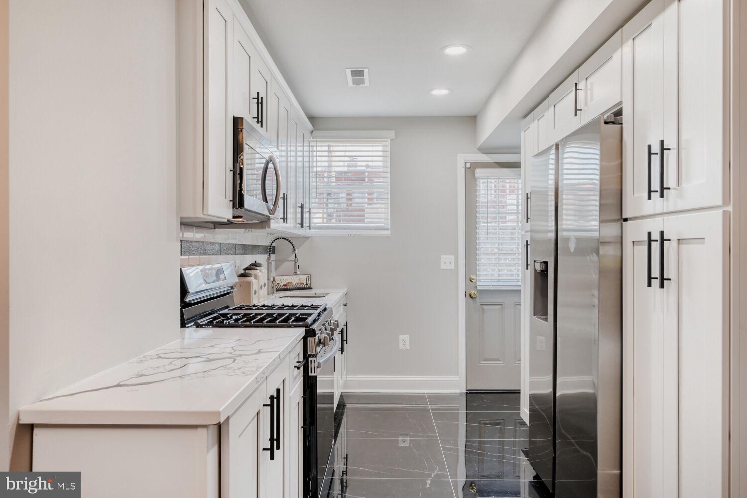 4003 Woodridge Road Baltimore, MD 21229 - Photo 8 of 22