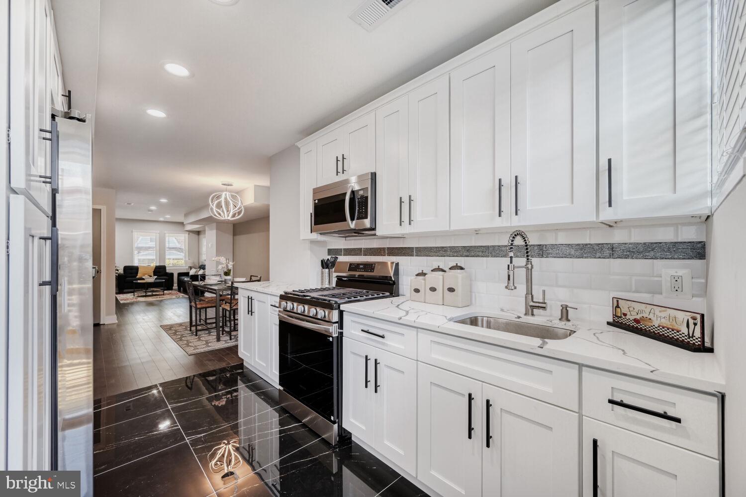 4003 Woodridge Road Baltimore, MD 21229 - Photo 10 of 22