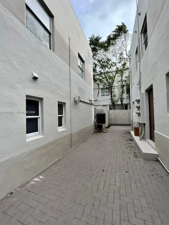 $1,950 | 833 West 39th Street, Unit 3, Miami Beach, FL 33140