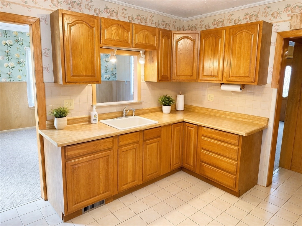 23 York Street West Springfield, MA 01089 - Photo 6 of 7