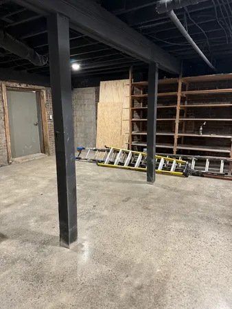 $1,900 | 29 Public Square, Lawrenceburg, TN 38464