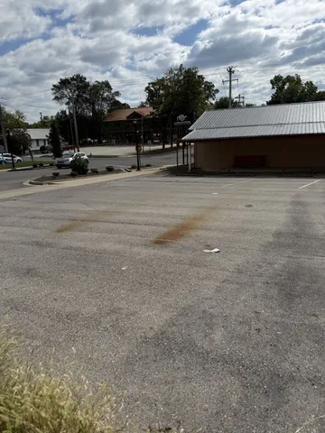 $2,100 | 29 Public Square, Lawrenceburg, TN 38464