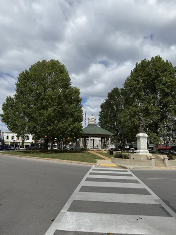 $2,100 | 29 Public Square, Lawrenceburg, TN 38464