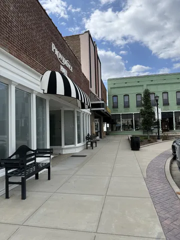 $2,100 | 29 Public Square, Lawrenceburg, TN 38464