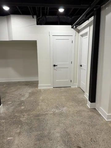 $2,100 | 29 Public Square, Lawrenceburg, TN 38464