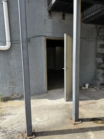 $2,100 | 29 Public Square, Lawrenceburg, TN 38464