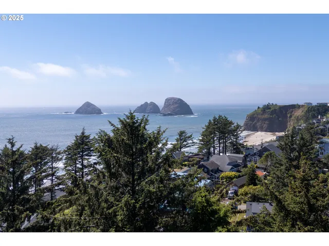 a black and white photo of a building