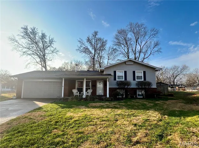 $267,500 | 27 Coachlight Drive, Mascoutah, IL 62258