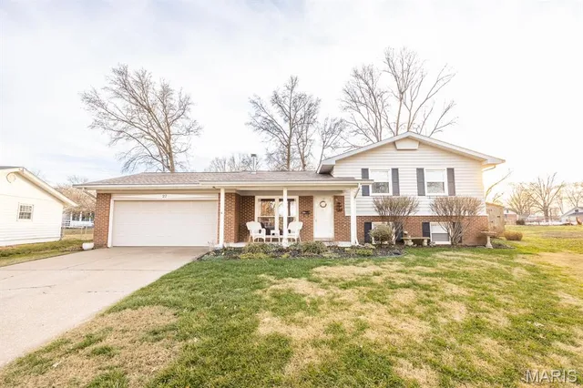 $262,500 | 27 Coachlight Drive, Mascoutah, IL 62258