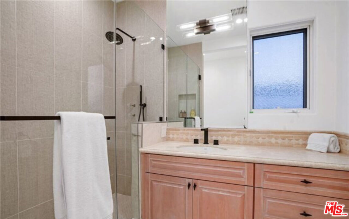 2266 Channel Road Newport Beach, CA 92661 - Photo 19 of 33
