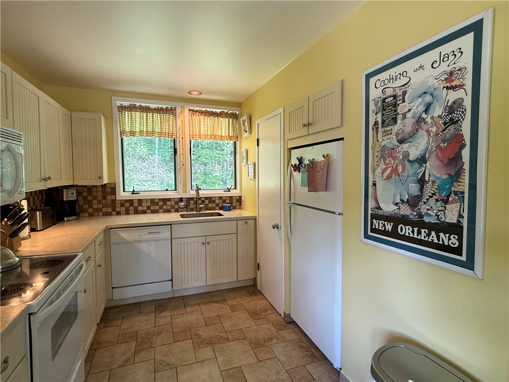 260 Pines Drive, Unit 810 Roxbury, NY 12421 - Photo 12 of 43 Kitchen