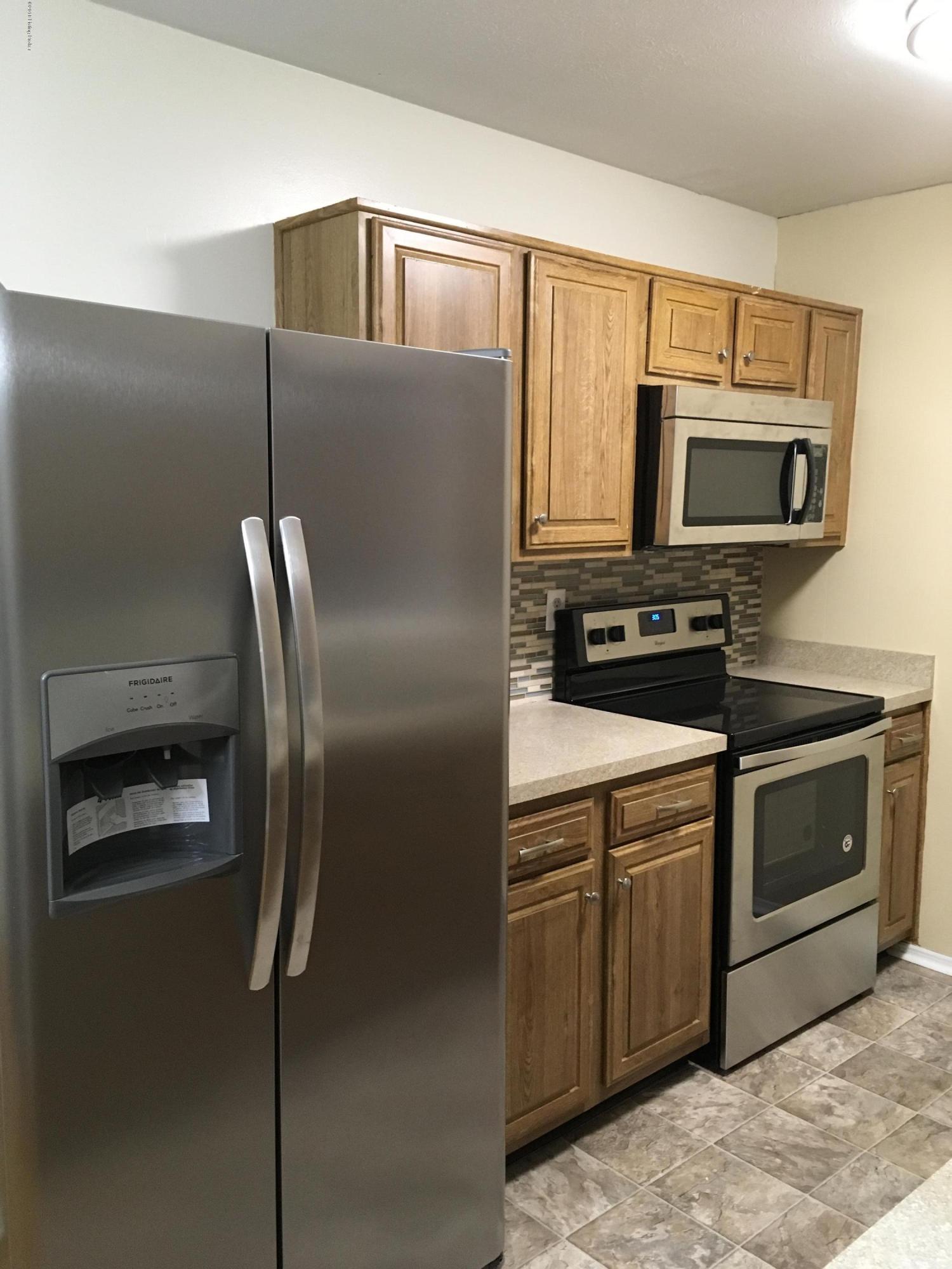 5206 Red Leaf Road Louisville, KY 40218 - Photo 9 of 25 547E4B79-95C8-47D4-A7FA-481E37441ACF