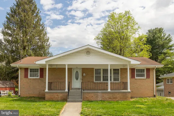 a view of a house with yard