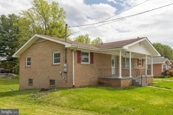 $2,200 | 216 Wood Avenue, Winchester, VA 22601