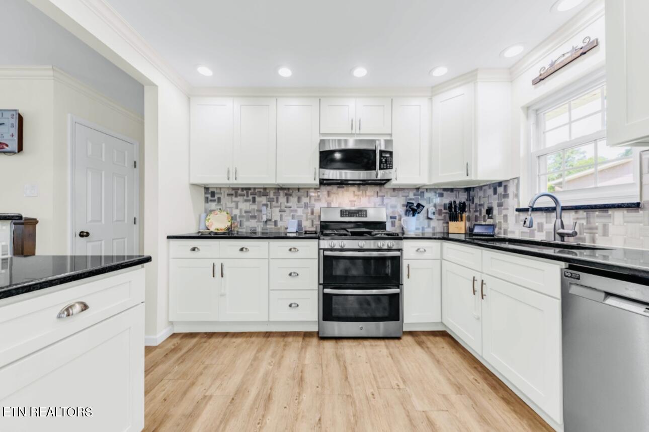 440 East Kingsgate Road Knoxville, TN 37934 - Photo 7 of 21 Gorgeous updated kitchen