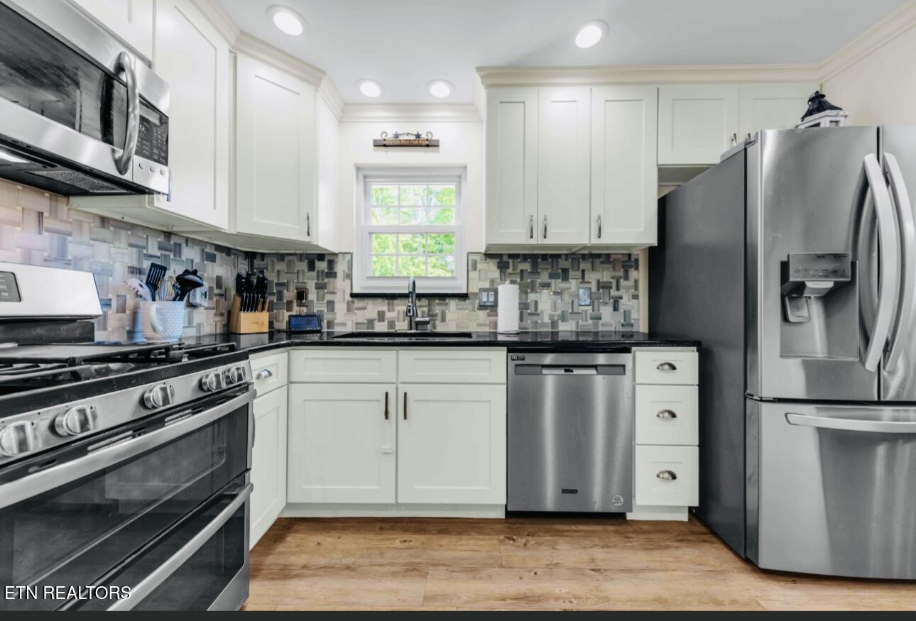 440 East Kingsgate Road Knoxville, TN 37934 - Photo 8 of 21 Stainless appliances