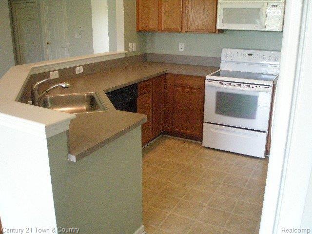 52023 Rivard Road New Baltimore, MI 48047 - Photo 10 of 25 P7070021
